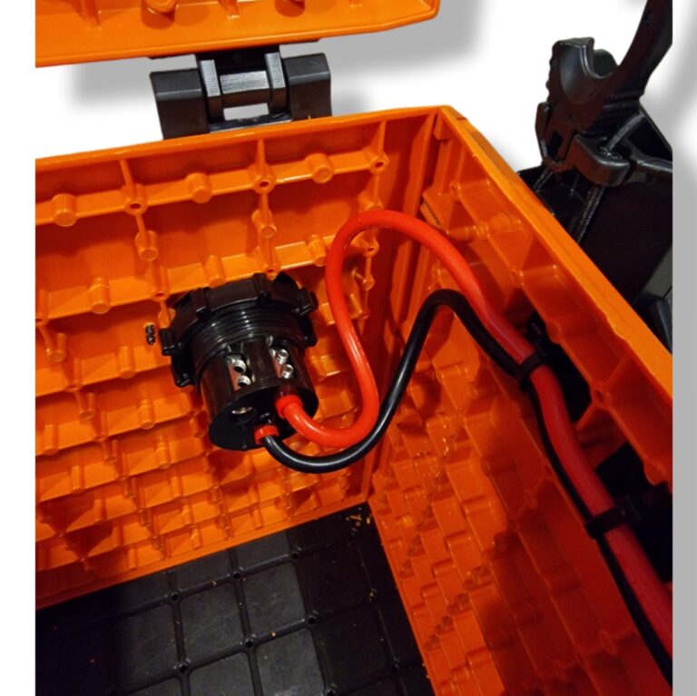 DIY Power Box zrobiony ze skrzynki YakAttack BlackPak Pro z gniazdami Marinco do zasilania echosondy i silnika trollingowego