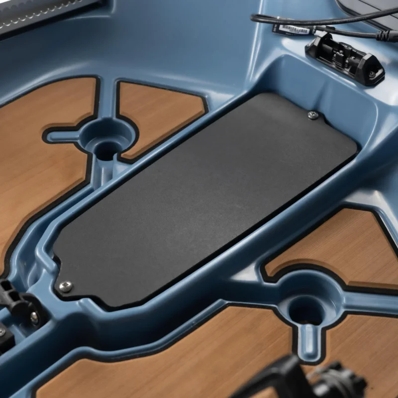 Płyta montażowa pokrywy luku Bonafide PWR129 Dry Pod Plate, oznaczona kodem producenta APLA200, jest specjalistycznym i niezwykle funkcjonalnym akcesorium zaprojektowanym, aby maksymalnie wykorzystać przestrzeń w centralnym luku bagażowym (Dry Pod) kajaka Bonafide PWR129.