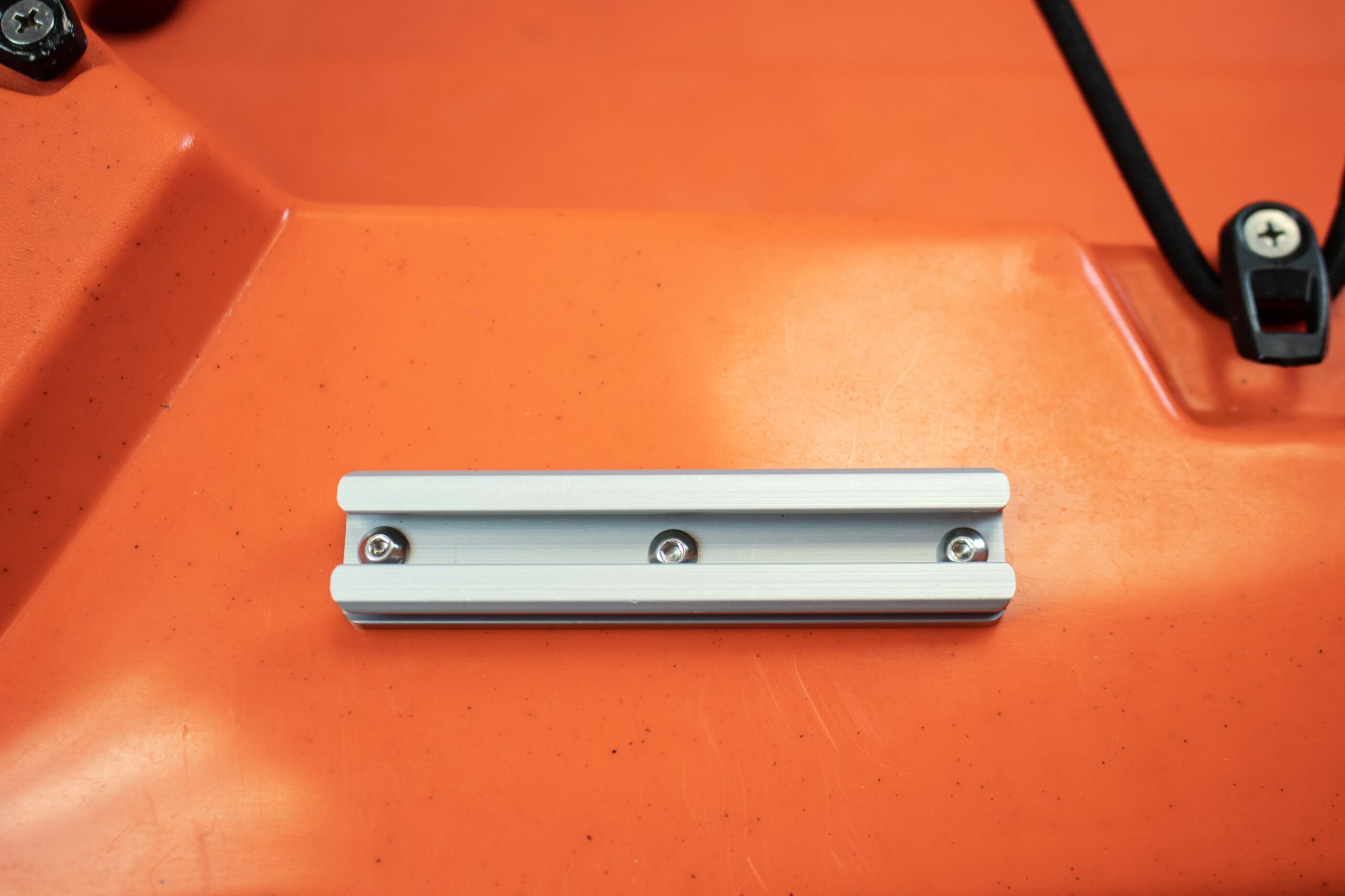 Szyna montażowa do kajaka