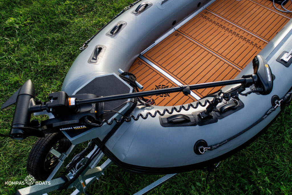 Dziób pontonu Kompas Boats z zamontowaną platformą pod silnik dziobowy.
