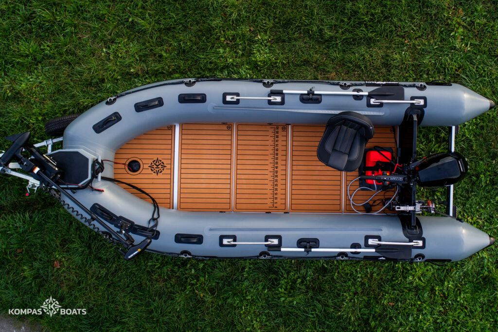 Podłoga pontonu wędkarskiego wyklejona szarą pianką EVA.