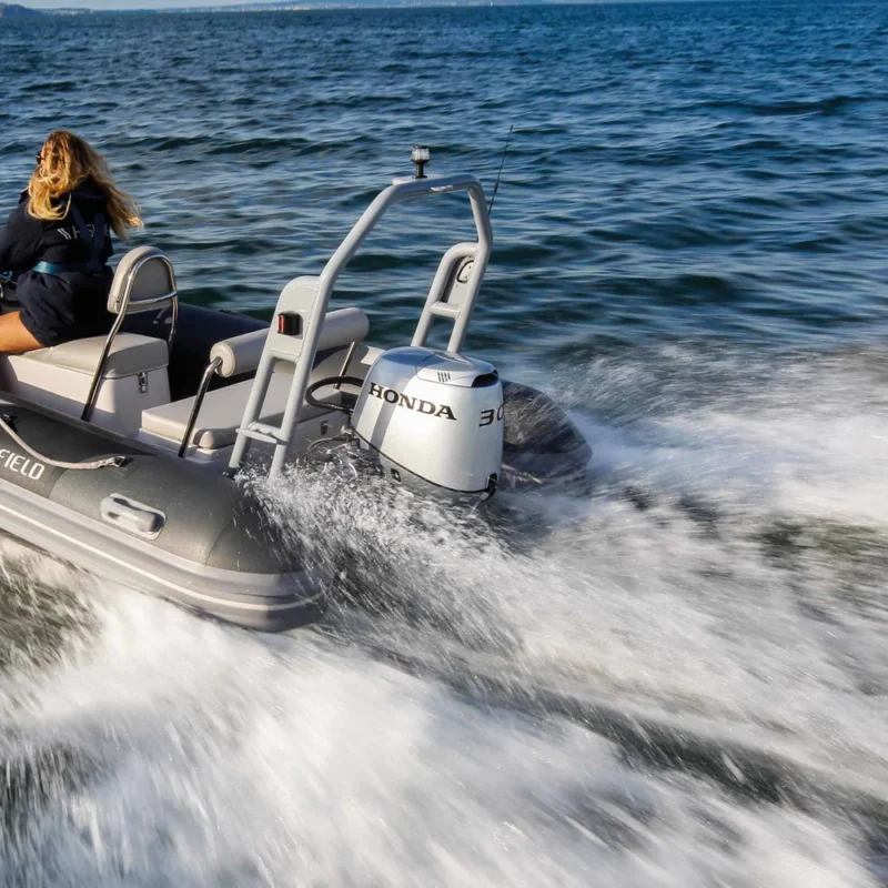 Silniki Zaburtowe Honda BF 30 DK2 SHGU / LHGU pokazany na ribie płynącym z dużą prędkością w śloizgu