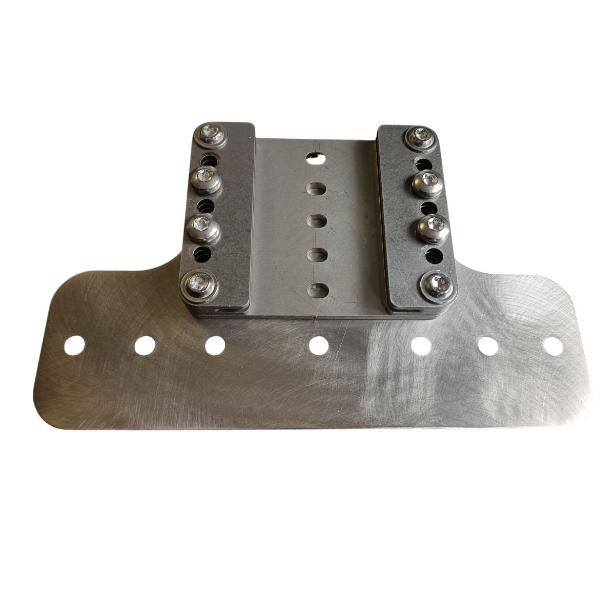 Zamontowana płyta adaptacyjna KED na wąskiej burcie łodzi, równomiernie rozkładająca siły działające na sztycę przetwornika.