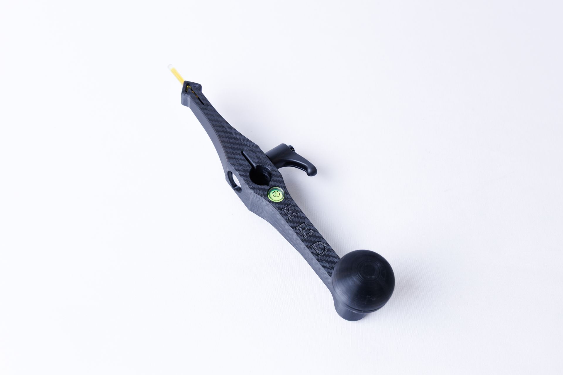 "Wskaźnik kierunku do sztycy KED – precyzyjny celownik do przetwornika echosondy Live."