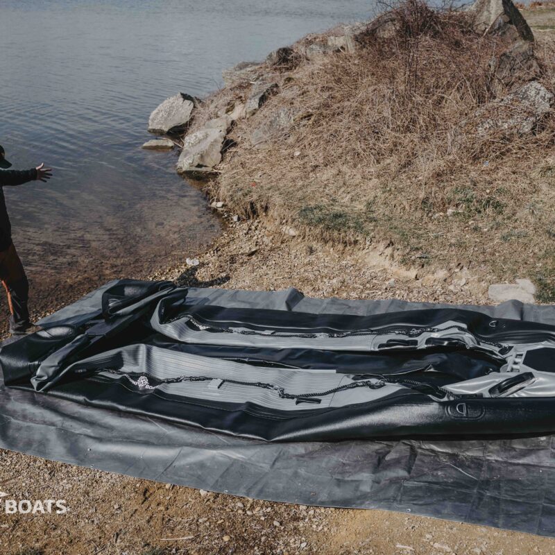 Ogromny ponton wędkarski.