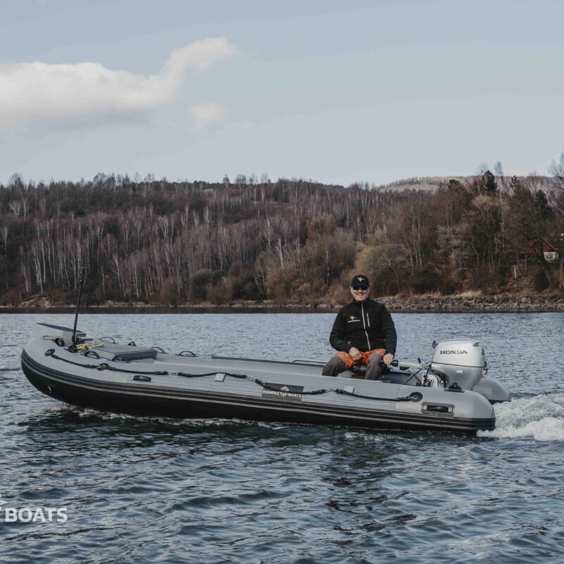 Najlepszy ponton wędkarski Kompas Boats 490 z zamontowanym silnikiem zaburtowym, gotowy do profesjonalnego wędkowania