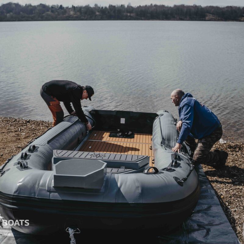 Dwóch wędkarzy bezpiecznie łowiących na stojąco z potężnego i stabilnego pontonu Kompas Boats 490