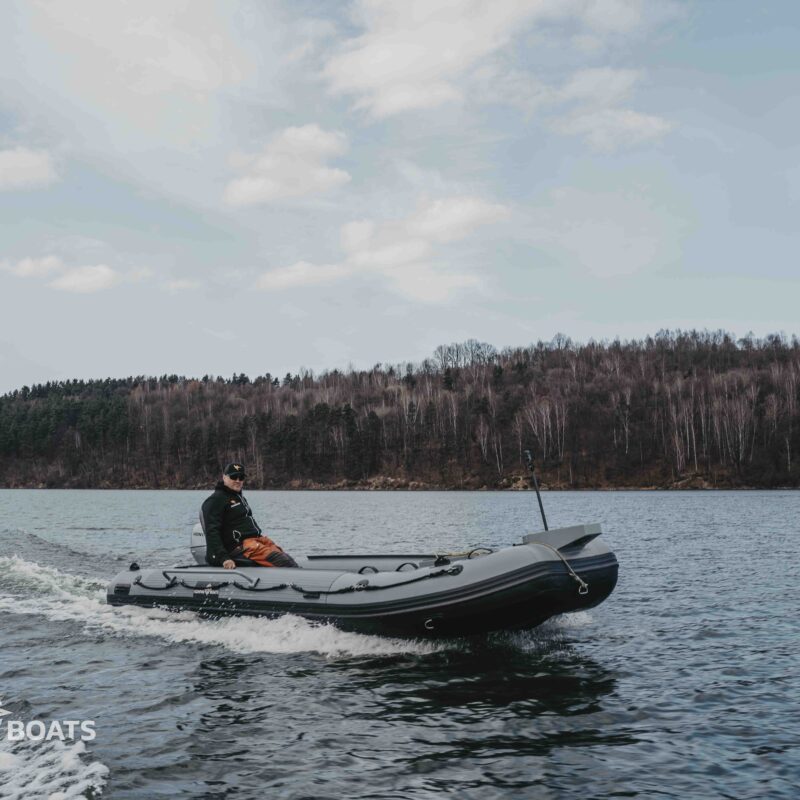 Ponton wędkarski Kompas Boats 490 na jeziorze, największy i najbardziej wytrzymały ponton na rynku z miejscem dla kilku wędkarzy