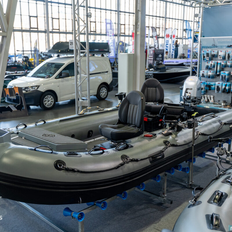 Duży ponton wędkarski pokazany z silnikiem zaburtowym 50HP