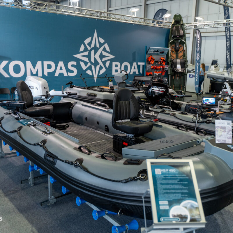 Najlepszy ponton wędkarski Kompas Boats 490 z zamontowanym silnikiem zaburtowym, gotowy do profesjonalnego wędkowania