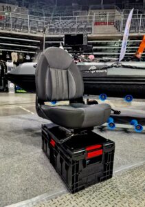 fotel do pontonu zainstalowany na skrzynce narzędziowej 