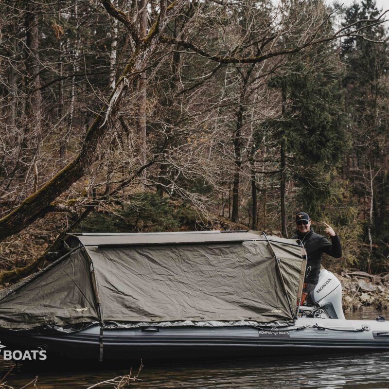 Rozłożony namiot wędkarski na ponton Black Cat Special Boat Cave II chroniący przed deszczem na wodzie - oferta sklepu Kompas Boats.