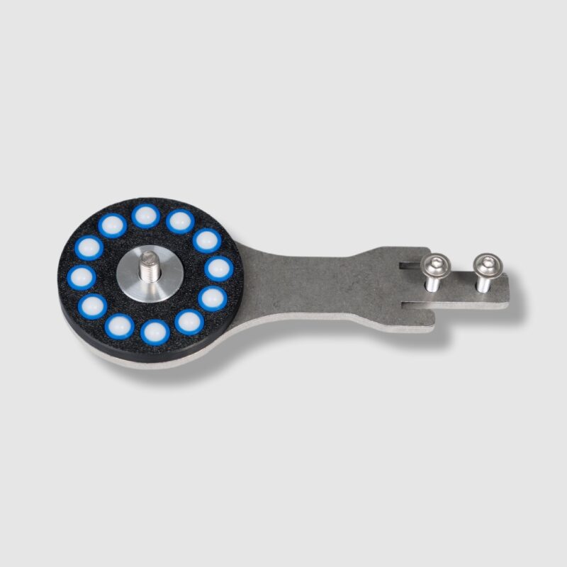 Smukły uchwyt montażowy do przetwornika echosondy Humminbird MEGA Live 2 w wersji Two Modes Slim, minimalizujący opór wody.