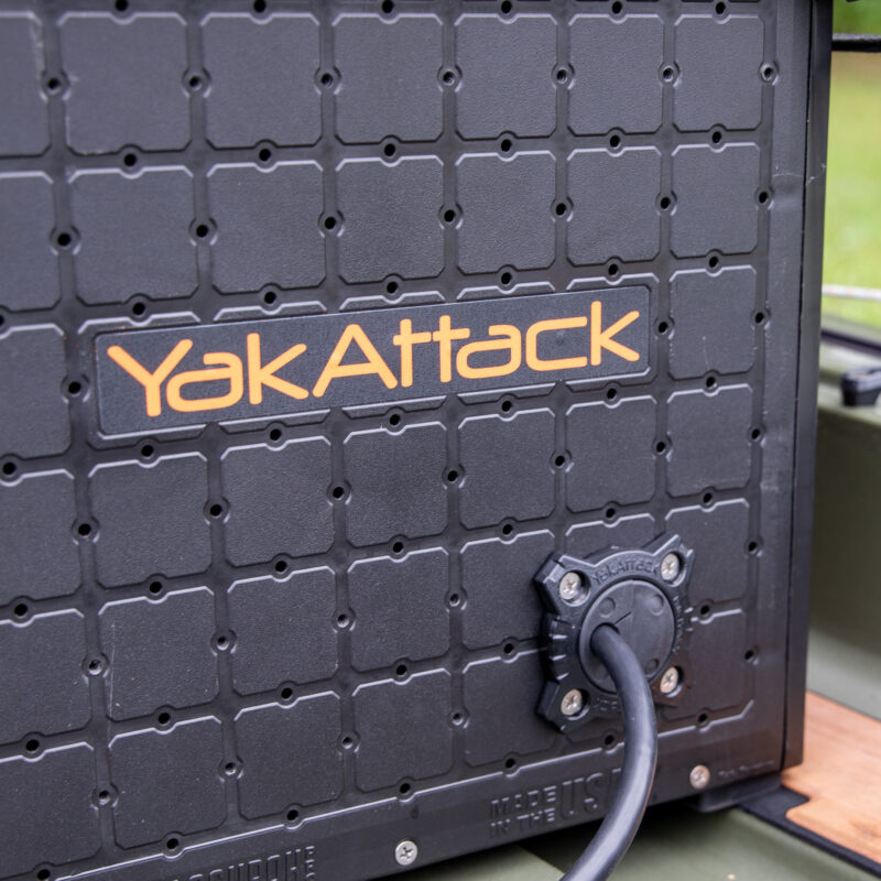 Duża wtyczka od przetwornika echosondy swobodnie przechodząca przez powiększony otwór przepustu YakAttack XL bez konieczności cięcia kabla.