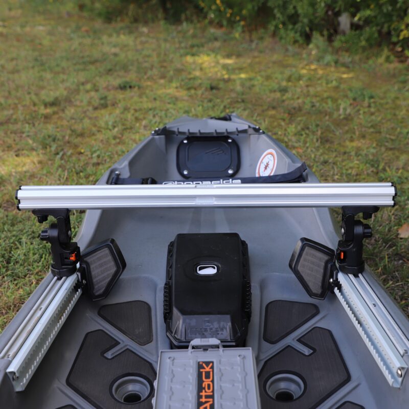 Pulpit wędkarski YakAttack Command Center zamontowany na kajaku z przymocowaną echosondą i uchwytami na wędki, ułatwiający obsługę sprzętu.