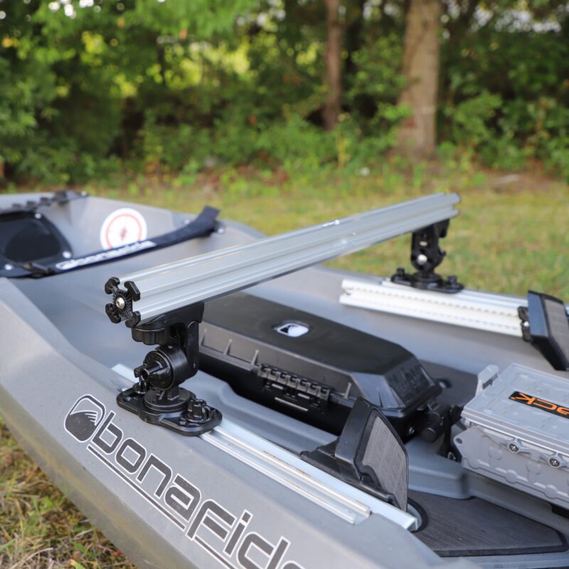 Sztywna poprzeczna belka wędkarska YakAttack Command Center CrossBar z adapterami Zero Play CBP-1003 - profesjonalne akcesoria w Kompas Boats.