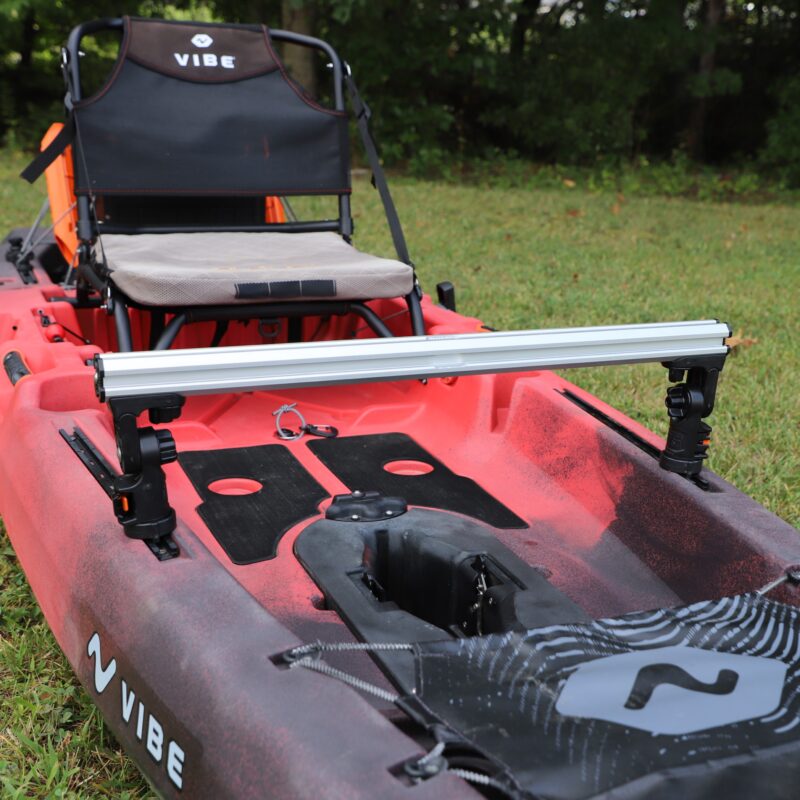 Widok z fotela kajaka na przedni panel YakAttack Command Center CrossBar, zapewniający wędkarzowi idealny dostęp do echosondy i akcesoriów.