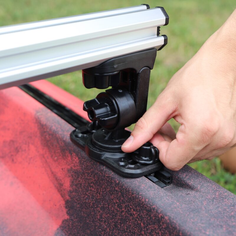 Niskoprofilowy pulpit YakAttack Command Center zamontowany na kajaku z ciężką echosondą, zapewniający całkowity brak drgań dzięki uchwytom Zero Play.