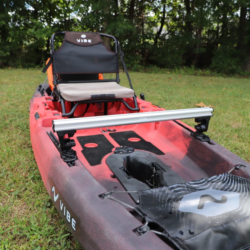 Wędkarz kajakowy korzystający z ergonomicznego panelu YakAttack Command Center Zero Play ułatwiającego obsługę ciężkiej elektroniki na wodzie.