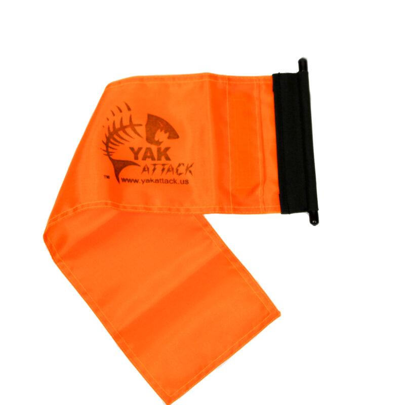 Flaga sygnalizacyjna YakAttack VISIPole II bezpiecznie wpięta w boczną szynę na rufie kajaka, zwiększająca widoczność na wodzie.