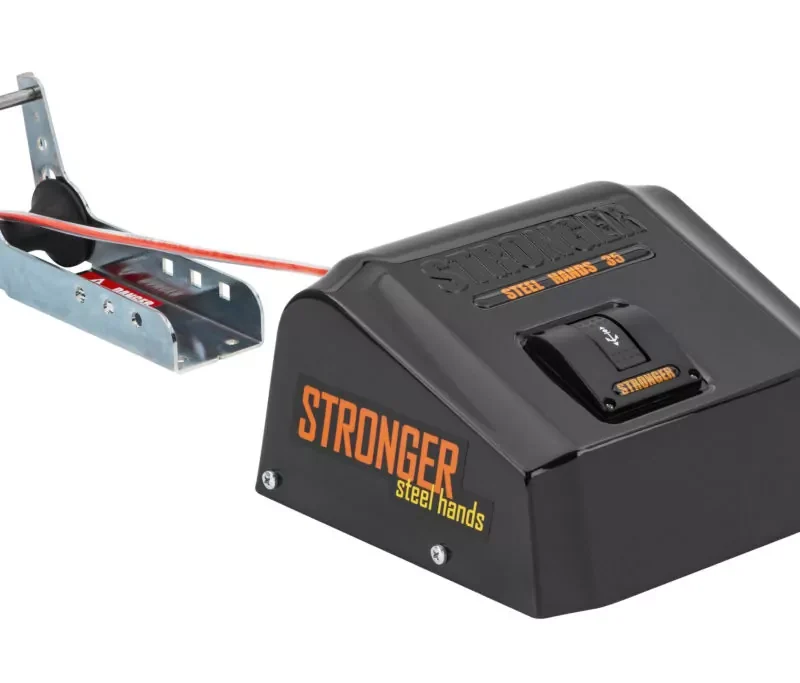 Elektryczna wciągarka do kotwicy Stronger Steel Hands 30 (12V) w szaro-czarnej obudowie z przyciskiem sterującym, widok boczny z zamontowaną liną.