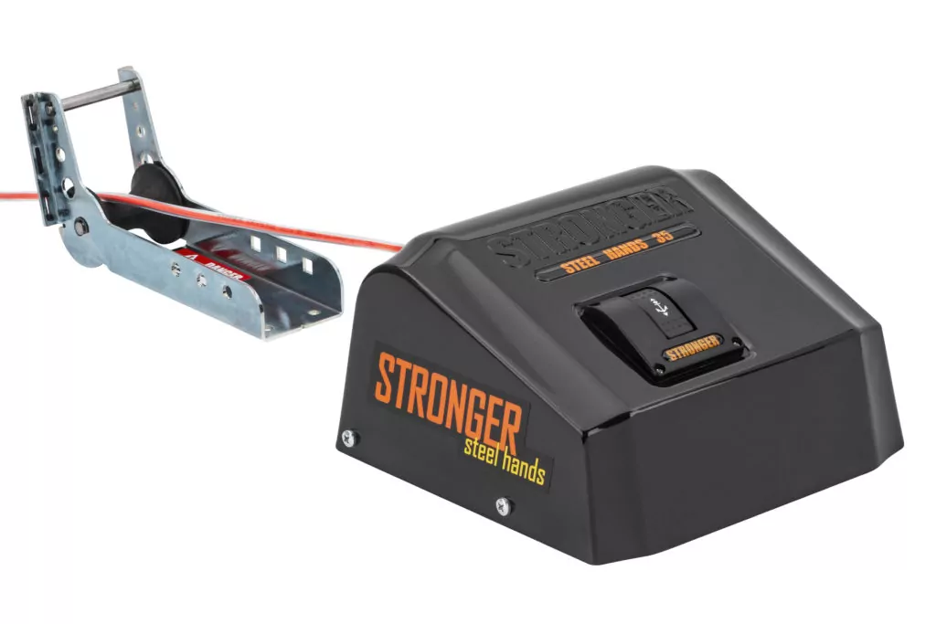 Elektryczna wciągarka do kotwicy Stronger Steel Hands 30 (12V) w szaro-czarnej obudowie z przyciskiem sterującym, widok boczny z zamontowaną liną.