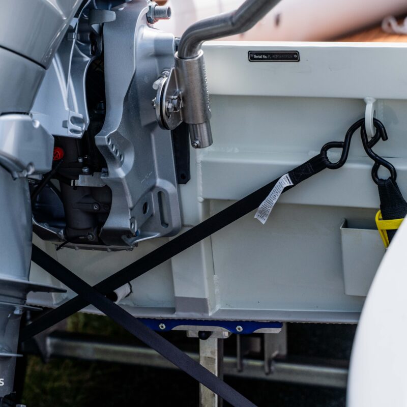 Prawidłowe mocowanie pontonu Kompas Boats na przyczepie podłodziowej przy użyciu automatycznych pasów transportowych.