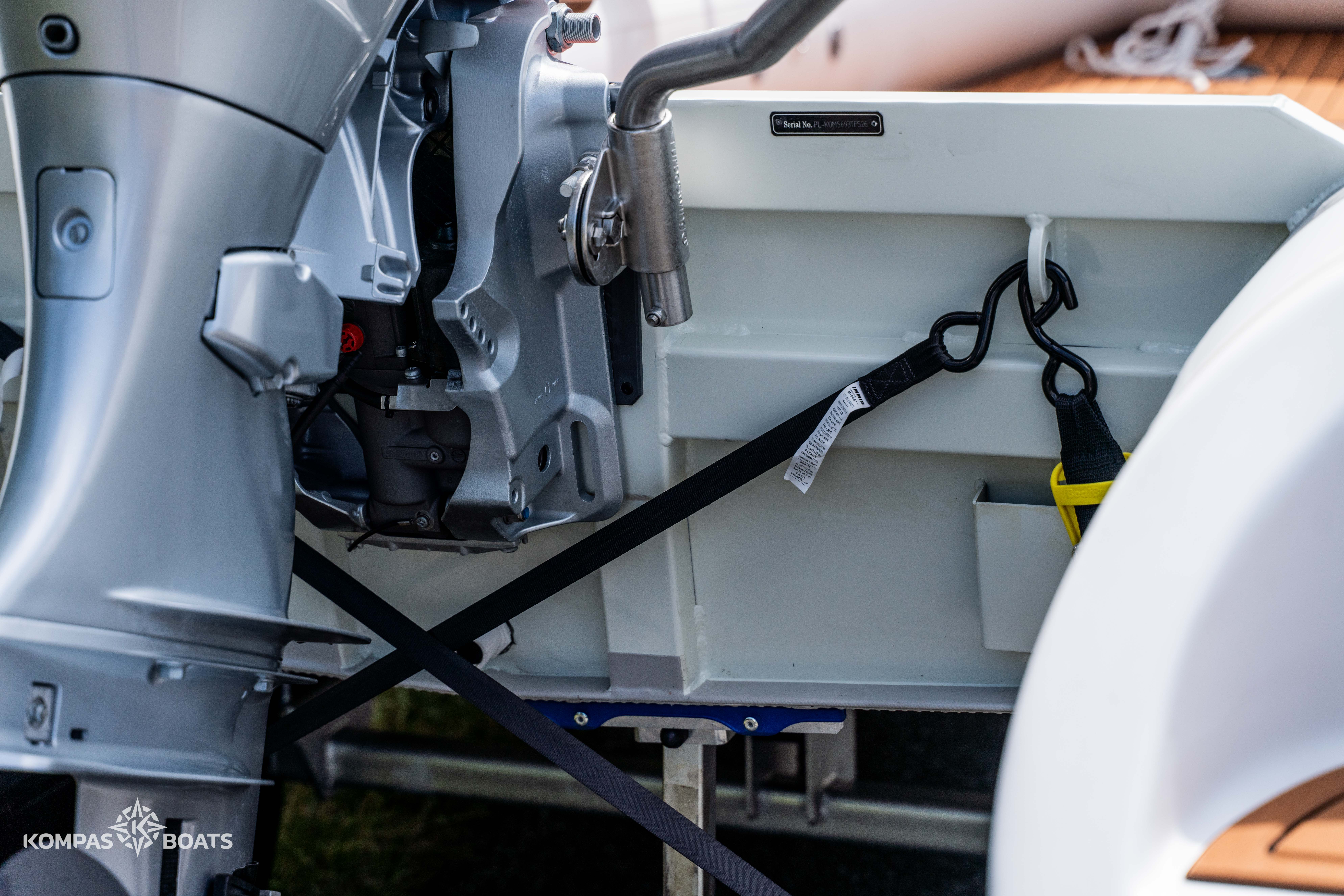 Prawidłowe mocowanie pontonu Kompas Boats na przyczepie podłodziowej przy użyciu automatycznych pasów transportowych.