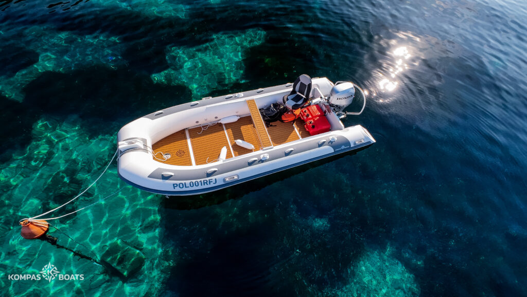 Najlepszy ponton na rynku Kompas Boats na wodzie – nowoczesna i stabilna alternatywa dla modeli takich jak ponton Kolibri, ponton Maveric, ponton Kormoran, ponton Traken oraz ponton Cavo Marine.