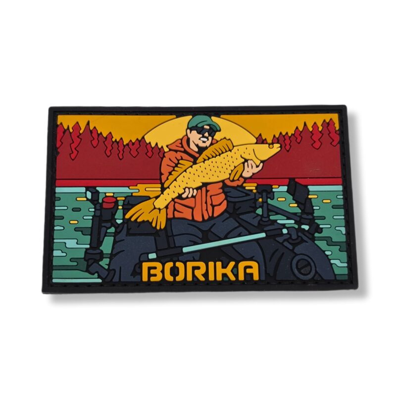 Gumowa naszywka PVC 3D Morale Patch lowca sandaczy Sander na lodzi Bally Boats z akcesoriami Borika Fasten 5x8 cm na rzep (kod MP-SANDER-58)