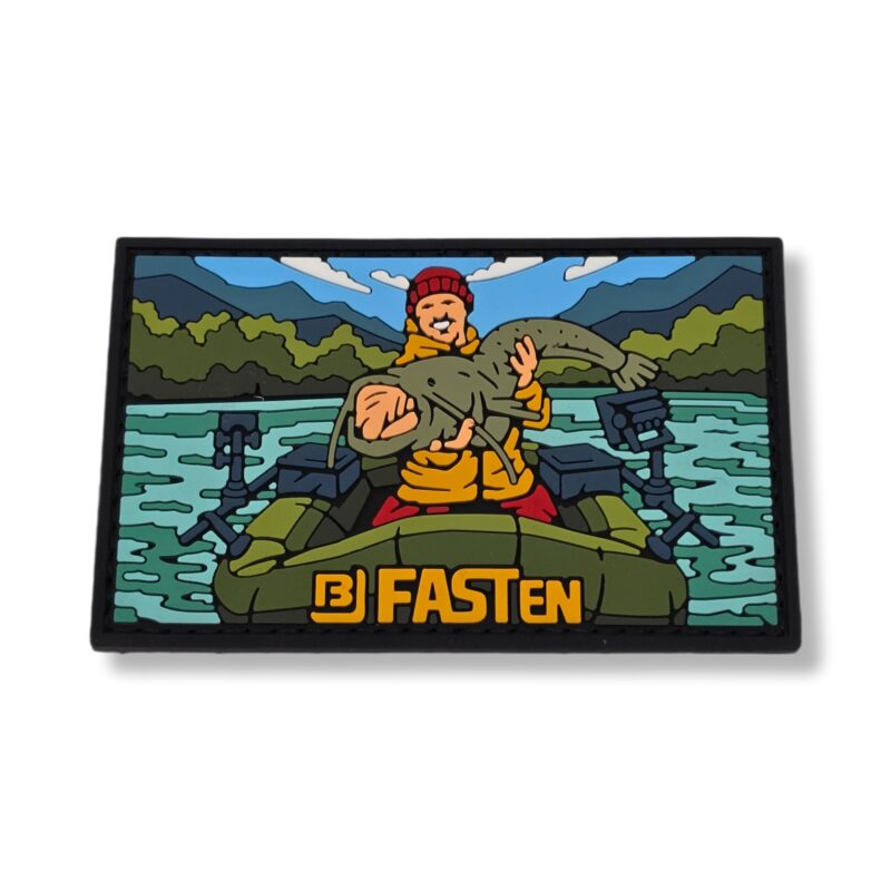 Elastyczna naszywka PVC 3D Morale Patch "Łowca Sumów Siluro" (5 x 8 cm) na rzep – unikalny gadżet dla wędkarzy sumowych i użytkowników pontonów z akcesoriami BORIKA FASTen®.