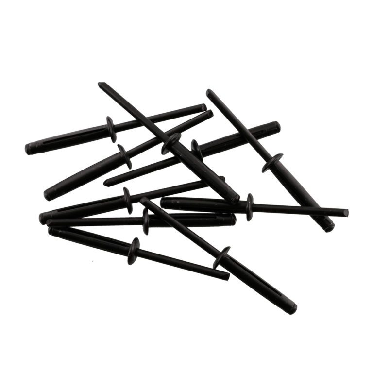 Zdjęcie produktowe zestawu 10 nitów montażowych Scotty No. 132 Extra Long Grip. Na pierwszym planie widoczny jest pojedynczy nit zamknięty oraz drugi nit po zaciągnięciu, rozłożony na trzy skrzydełka w systemie butterfly, przeznaczony do montażu w cienkościennych kajakach bez dostępu od wewnątrz.
