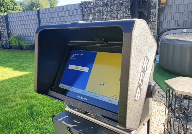 Garmin Ultra w pęłnym słońcu czytelny obraz dzięki osłonie przeciwsłonecznej od Kompas Boats.