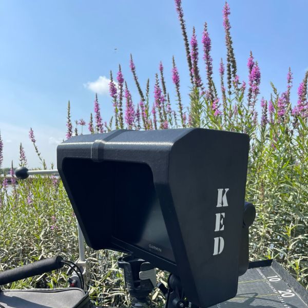 Echosonda Garmin Echomap Ultra z nałożoną osłoną magnetyczną KED zamontowana na konsoli łodzi wędkarskiej w słoneczny dzień
