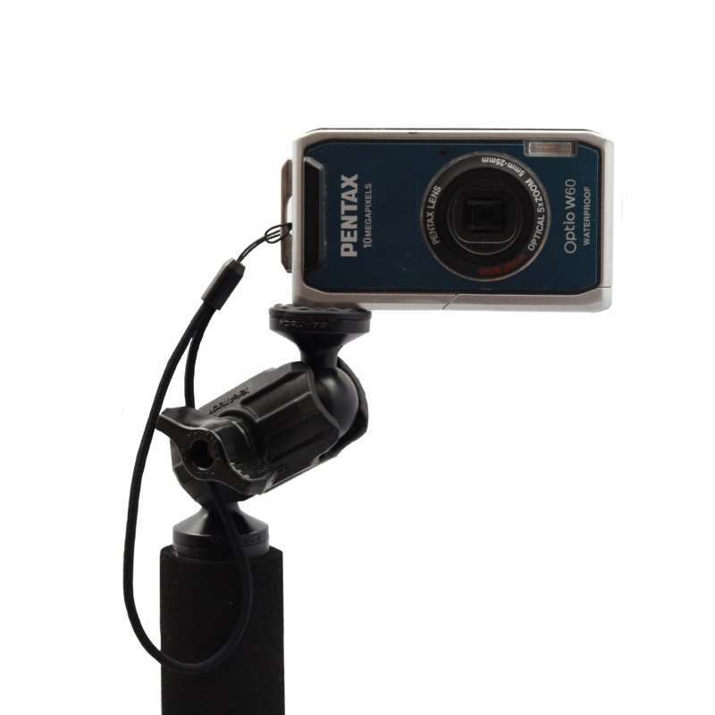 Aparat fotograficzny Pentax zamontowany na gwincie statywowym 1/4 cala uchwytu YakAttack PanFish Pro™ Camera Mount na czarnym tle