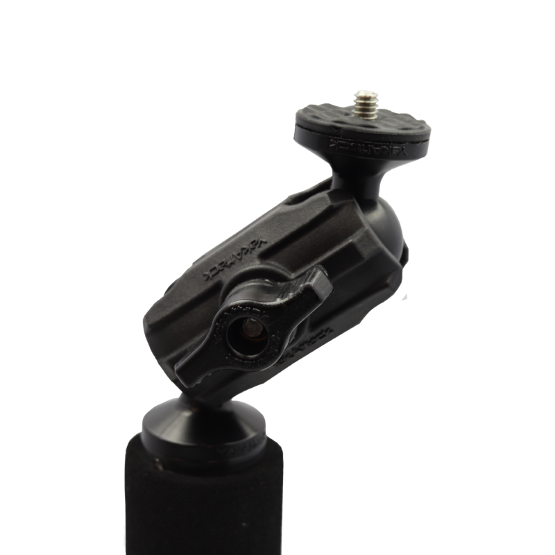 Regulowana głowica z przegubem kulowym, pokrętłem regulacyjnym i gwintem statywowym 1/4"-20 w uchwycie do kamery YakAttack PanFish Pro™ Camera Mount na czarnym tle
