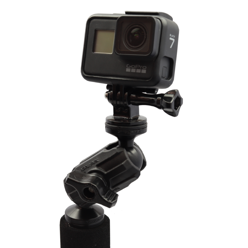 Nazwa pliku (zmień nazwę pliku przed wgraniem na serwer): yakattack-panfish-pro-camera-mount-z-gopro-hero-7.jpg Tekst alternatywny (Alt Text – kluczowy dla Google): Kamera sportowa GoPro HERO7 Black zamontowana na regulowanej głowicy z przegubem kulowym uchwytu YakAttack PanFish Pro™ Camera Mount na czarnym tle.