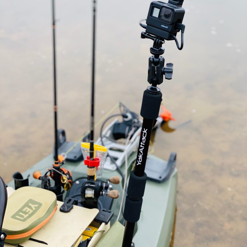 Uchwyt do kamery na kajak YakAttack PanFish Pro™ Camera Mount z zamontowaną kamerą GoPro i zewnętrznym mikrofonem na pokładzie kajaka wędkarskiego
