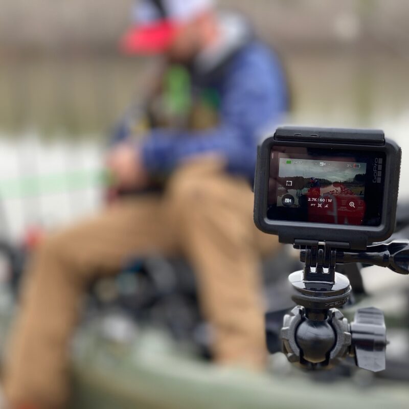 Kamera sportowa GoPro zamontowana na uchwycie YakAttack PanFish Pro na kajaku wędkarskim z włączonym podglądem nagrywania.
