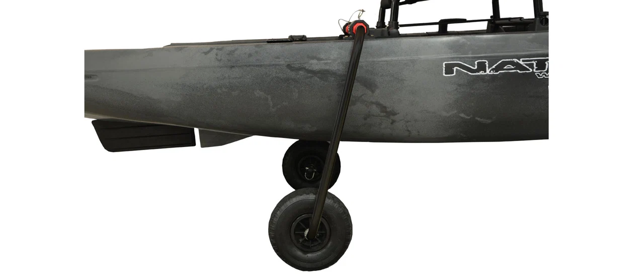 Widok z boku na szary kajak Native Watercraft z opuszczonym ramieniem i kołem zintegrowanego wózka SideKick Wheel Transport System w pozycji do transportu na białym tle