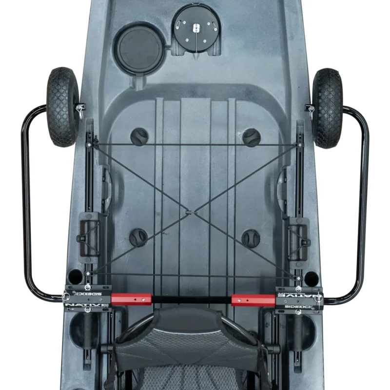 Widok z góry na zintegrowany system transportowy Native Watercraft SideKick Wheel Transport System zamontowany na pokładzie szarego kajaka
