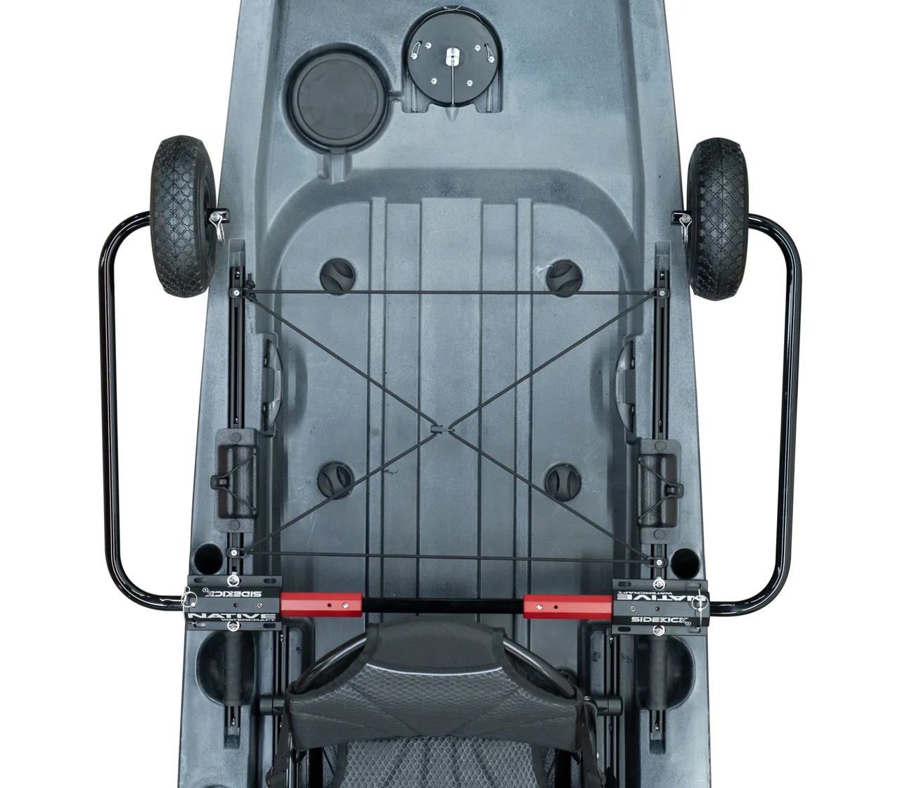 Widok z góry na zintegrowany system transportowy Native Watercraft SideKick Wheel Transport System zamontowany na pokładzie szarego kajaka
