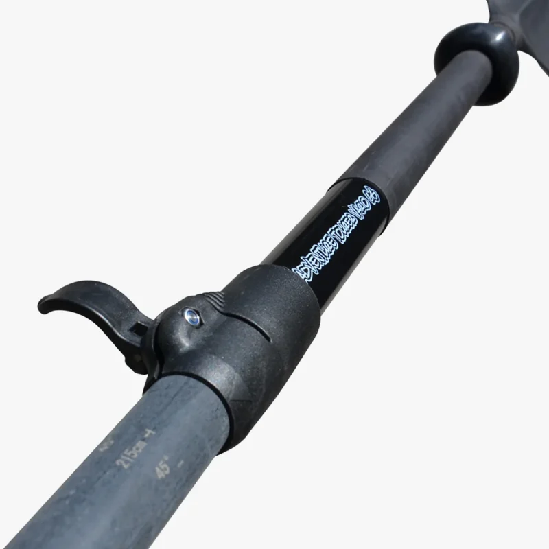 Zbliżenie na mechanizm regulacji długości i kąta obrotu piór z klamrą zaciskową na drążku wiosła kajakowego Point 65°N Adventure Touring Vario na jasnym tle
