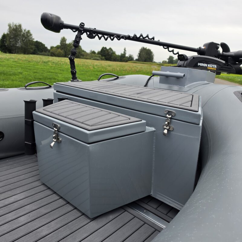 Aluminiowa bakista dziobowa do pontonu Kompas Boats seria F zamknięta