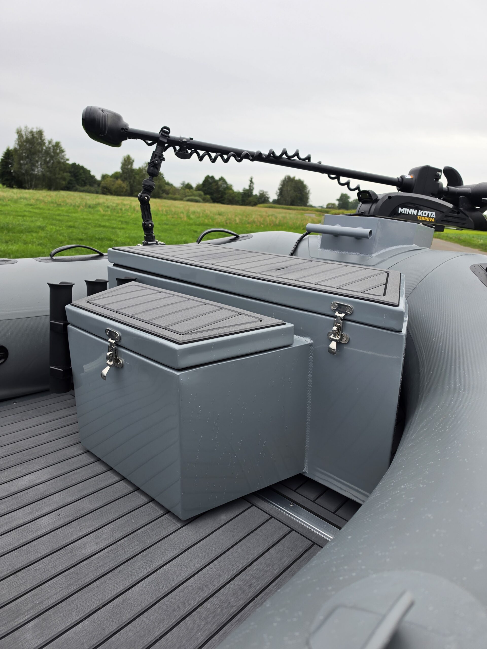 Aluminiowa bakista dziobowa do pontonu Kompas Boats seria F zamknięta