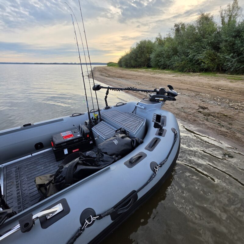 Zbliżenie na antypoślizgowy materiał EVA i zamek na kłódkę bakisty pontonowej