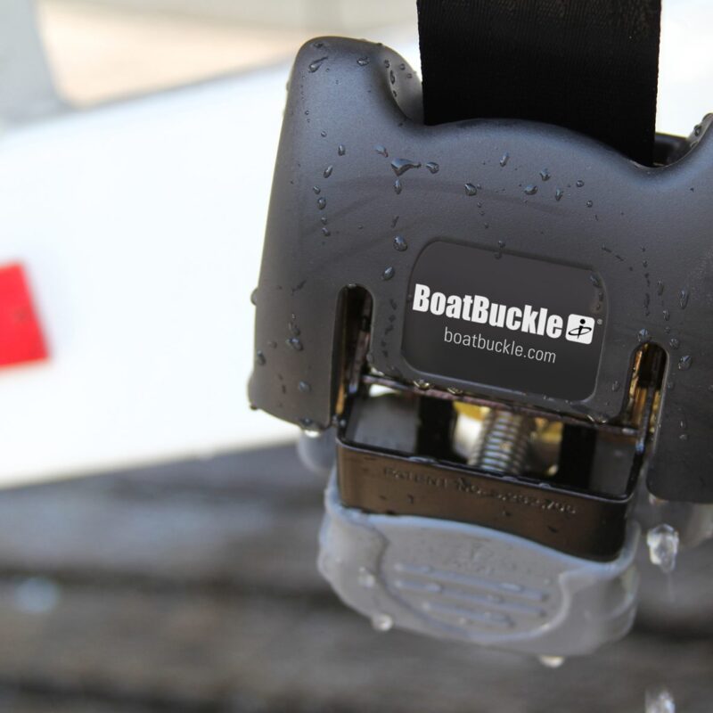 Zbliżenie na stalowy mechanizm zapadkowy i nierdzewny hak automatycznych pasów BoatBuckle SS odpornych na słoną wodę.