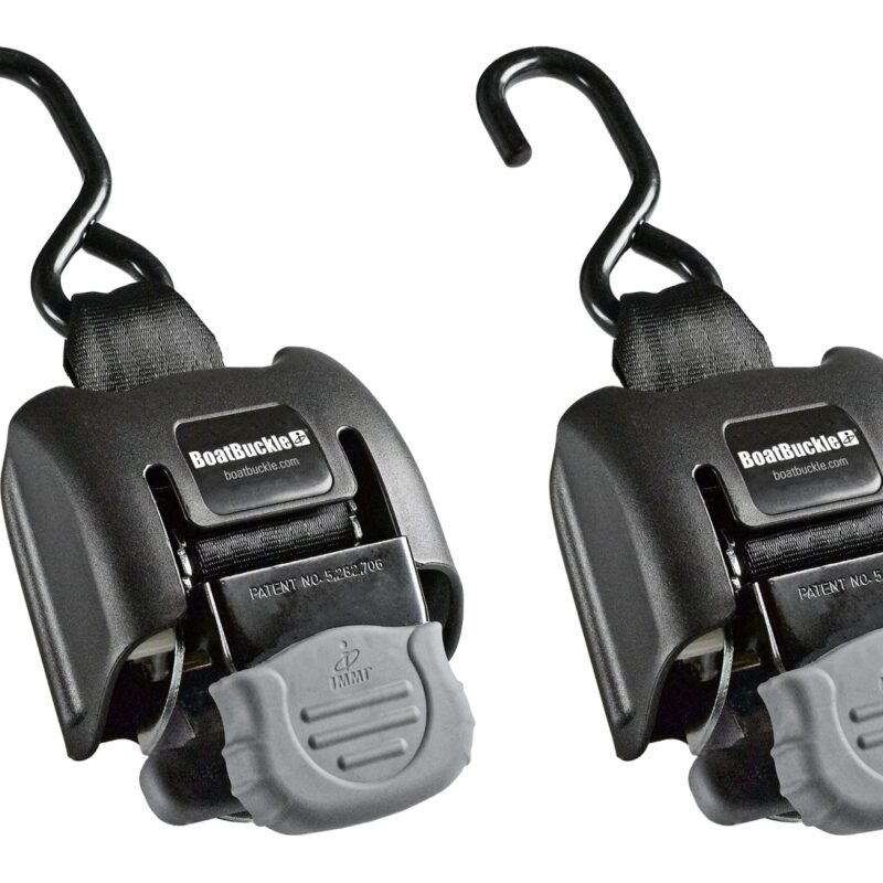 Zestaw dwóch nierdzewnych pasów transportowych do łodzi BoatBuckle SS Retractable Transom Tie-Down na białym tle.