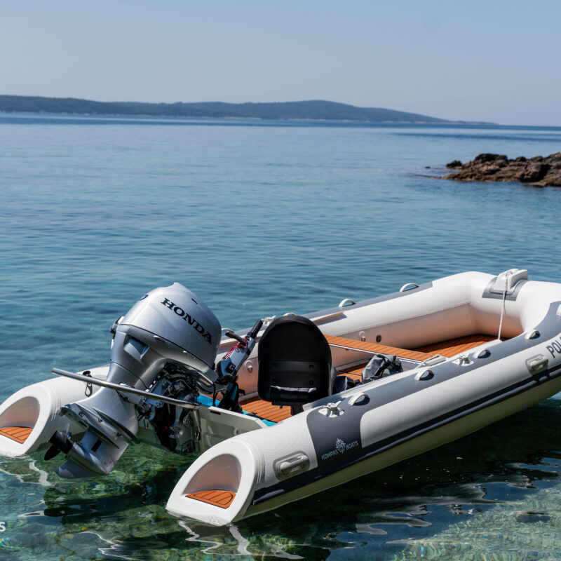 Ponton Kompas Boats Croatia 490 z aluminiową podłogą pokrytą pianką EVA. Wyposażony we wzmocnione dno z wojskowego PVC, knagę dziobową oraz stopnie na pływakach.