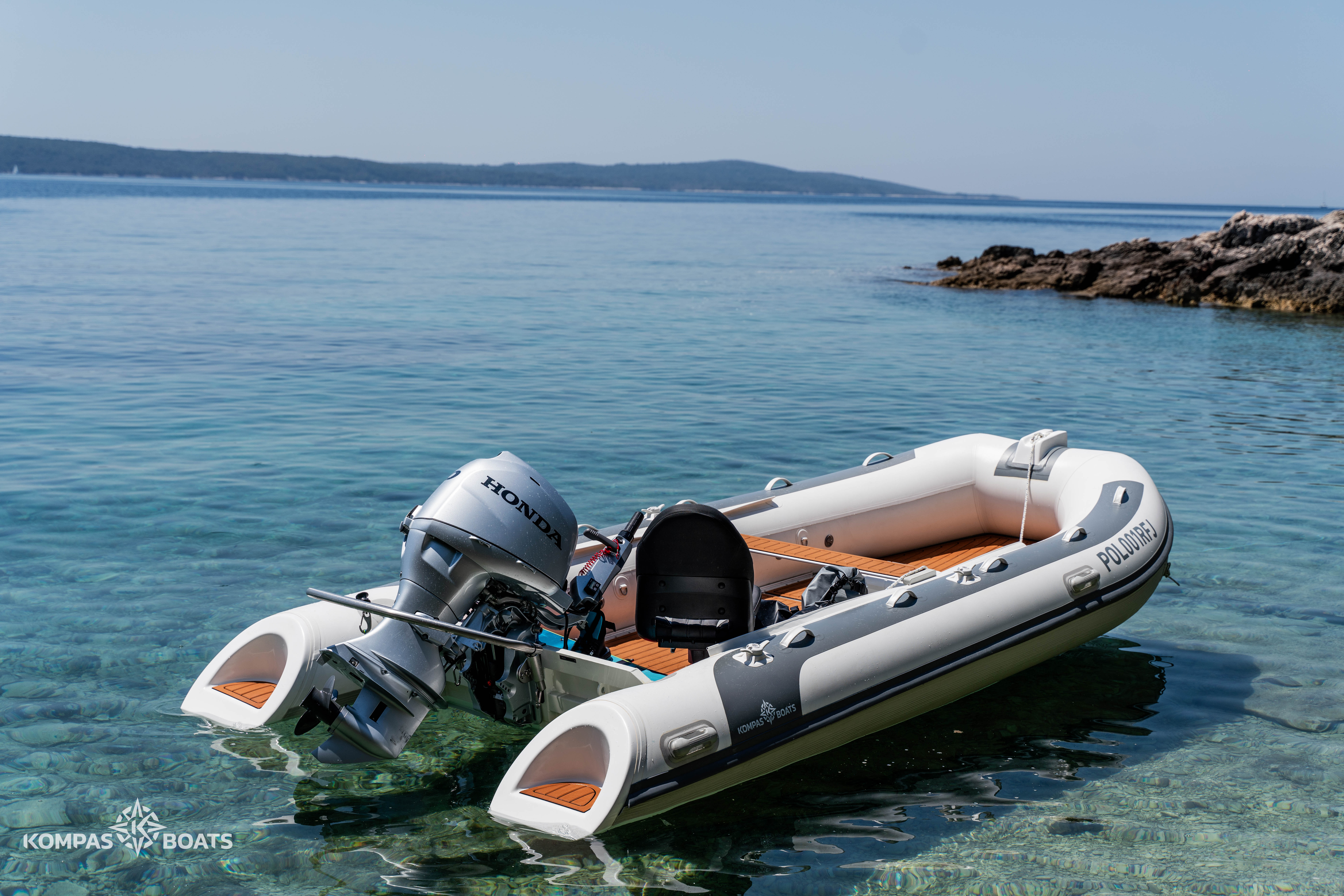 Ponton Kompas Boats Croatia 490 z aluminiową podłogą pokrytą pianką EVA. Wyposażony we wzmocnione dno z wojskowego PVC, knagę dziobową oraz stopnie na pływakach.